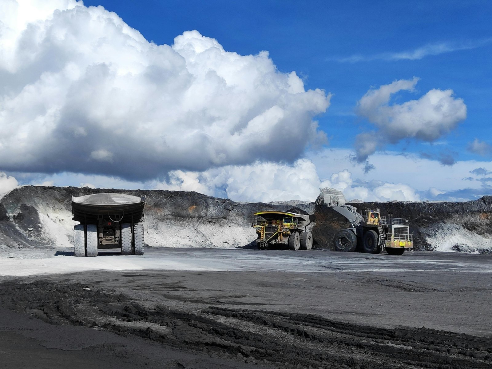 Mining logistics heavy convoy